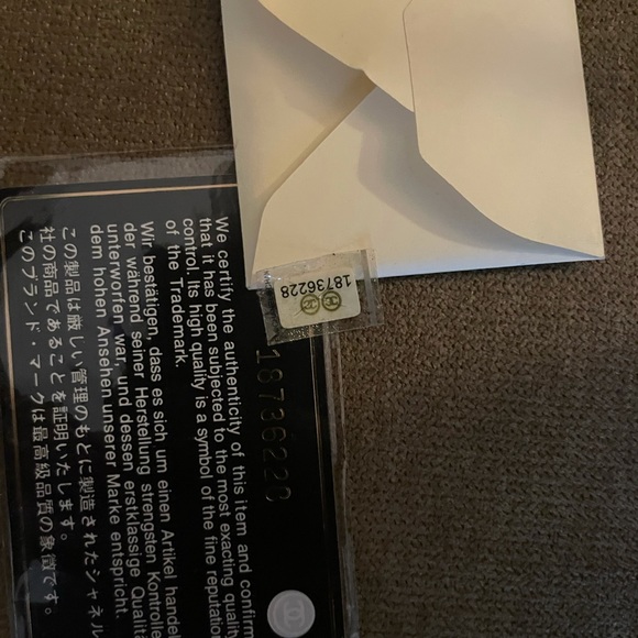 CHANEL - Picture 5 of 7